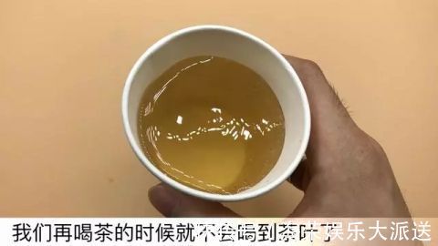 把一次性纸杯底部扎了几个小洞,太厉害了,家里来客人都夸聪明!