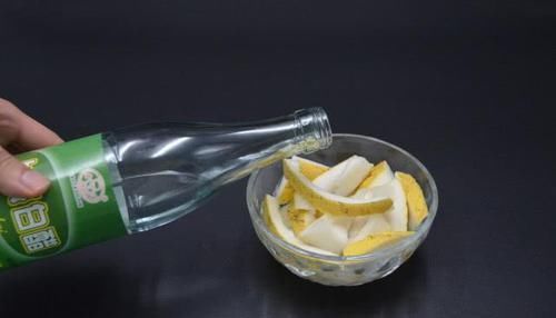 你家有吃剩的柚子皮吗?放白醋里泡一泡,用途真厉害,省钱又实用