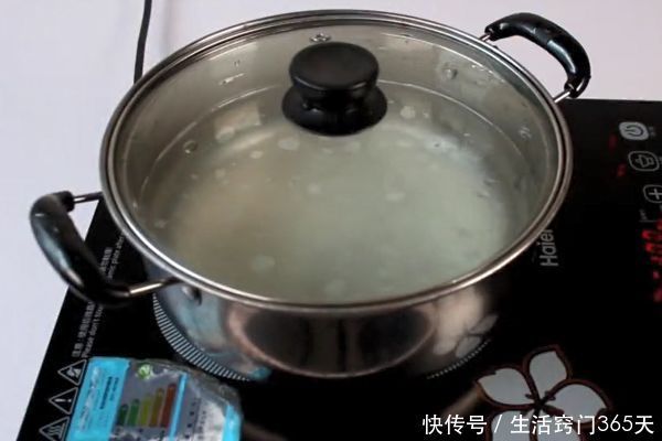 煮稀饭老是溢锅怎么办？只需加半勺“它”，稀饭爽滑香软还不溢锅