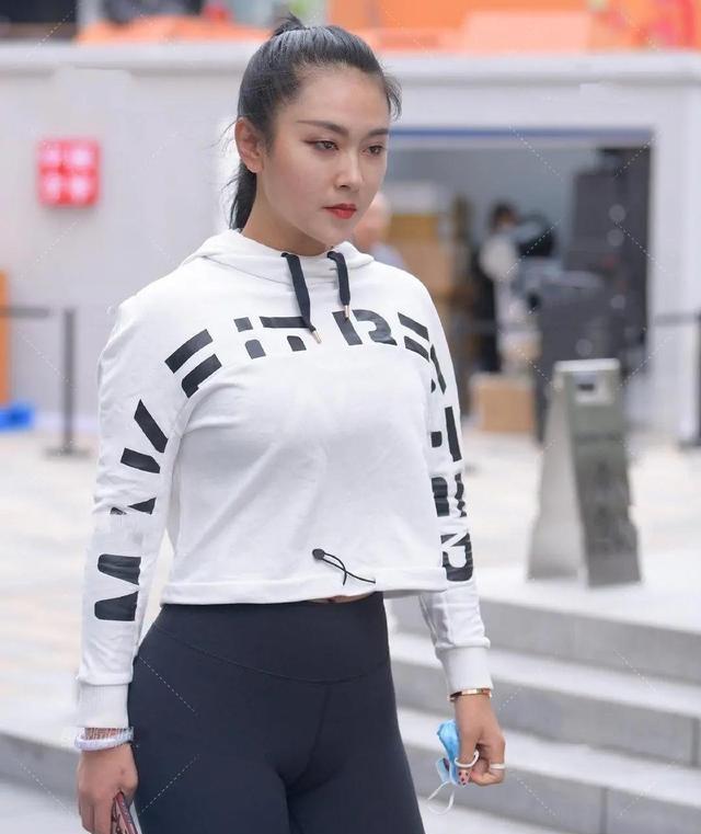 要点|白色性感外套搭配黑色无痕打底裤,不好搭配,显得人更加娇小