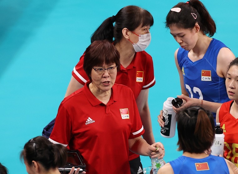 回国|中国女排回国!机票从9号改4号,从自信争冠到失算,留给郎平2天
