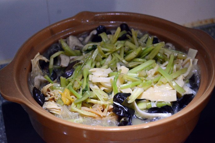 黄豆芽|一碗素汤,胜过骨头汤!活血降脂、补钙防癌,全家老少都能喝!