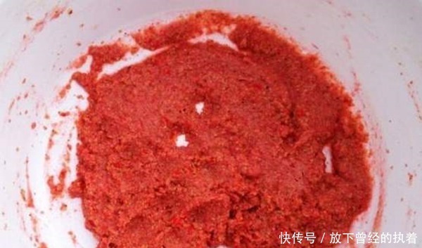 寒冬时节钓鲫鱼，对饵料要求极高，满足了这4点，大鲫鱼连竿上！