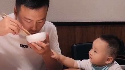 萌娃|奶爸“无所顾忌”式带娃吃饭,娃小手一指:我到底是你亲生的吗?