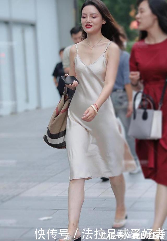 吊带 夏日在街上穿吊带睡裙的女人，只能说太“惊艳”了