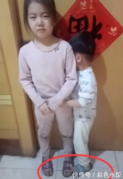 姐弟俩|姐弟俩犯错被妈妈罚,看到弟弟的脚时,瞬间笑得直不起腰