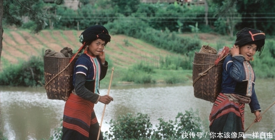 70年代罕见的老照片：胸前佩戴大红花是荣耀的象征，老师在课堂教授古诗