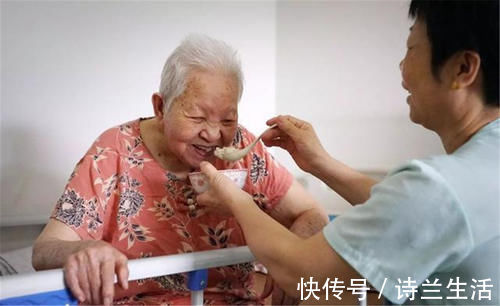 老人家|有种“新型啃老”正在蔓延，父母被慢性榨干，却还夸子女孝顺