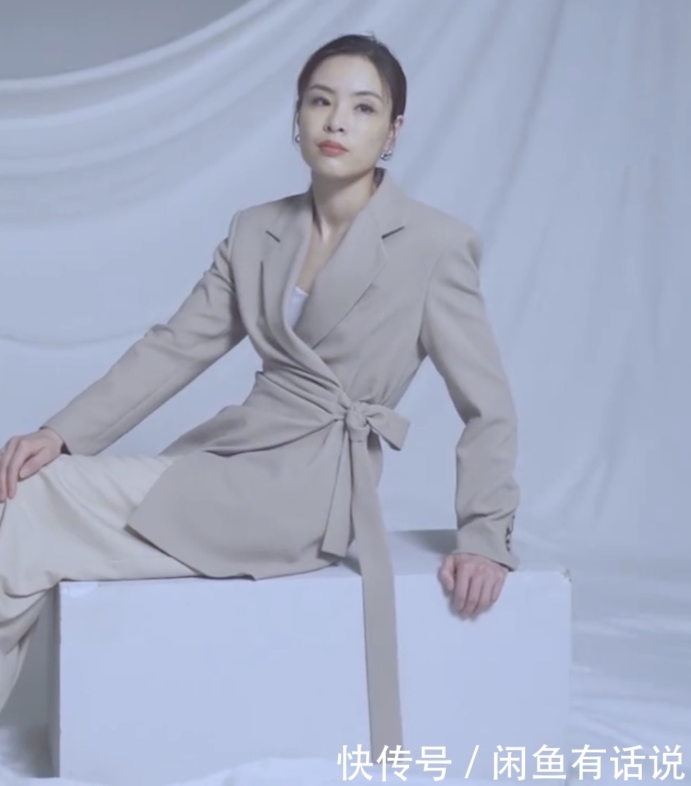 气质优雅|吴敏霞罕见露面,穿西装配阔腿裤拍时尚大片,气质优雅不输女星