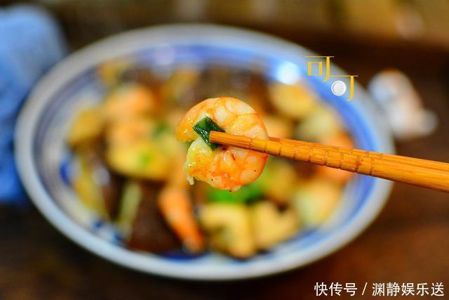 家庭|好吃易做的香菇炒虾仁,食材很简单,家庭餐桌方便实用,一学就会