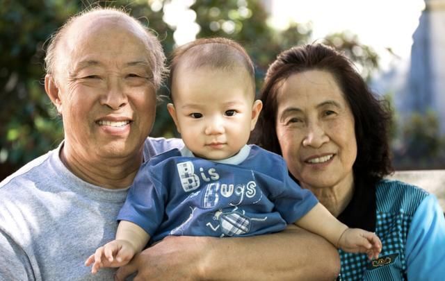 甜食|7岁男孩长了“双排牙”,需要一颗一颗拔掉,奶奶自责不已