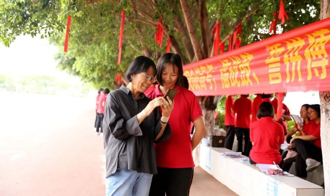 高学生|加油！张桂梅再送150名女高学生高考