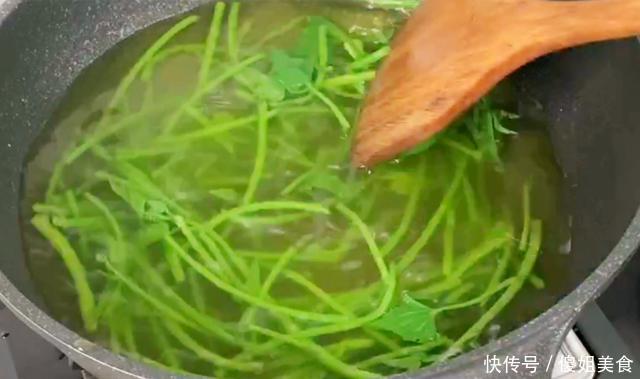 夏天这碱性蔬菜要多吃，钙是西红柿的8倍，清脆爽口，不懂可惜了