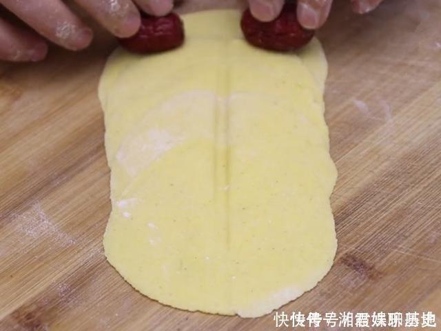 玉米面|玉米面这样做好看又好吃，开水一烫，10分钟一锅，营养又解馋