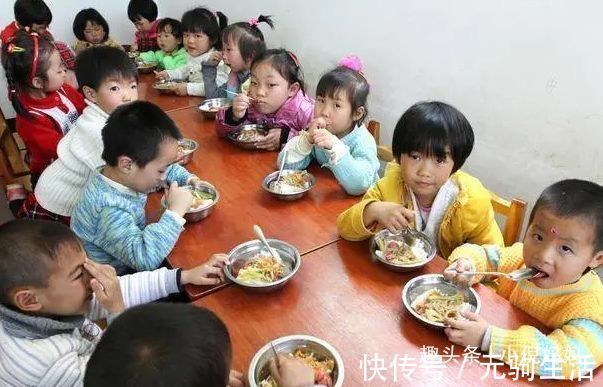 回家|幼儿园能吃2大碗，回家就到处追着喂饭，宝妈突袭幼儿园后明白了