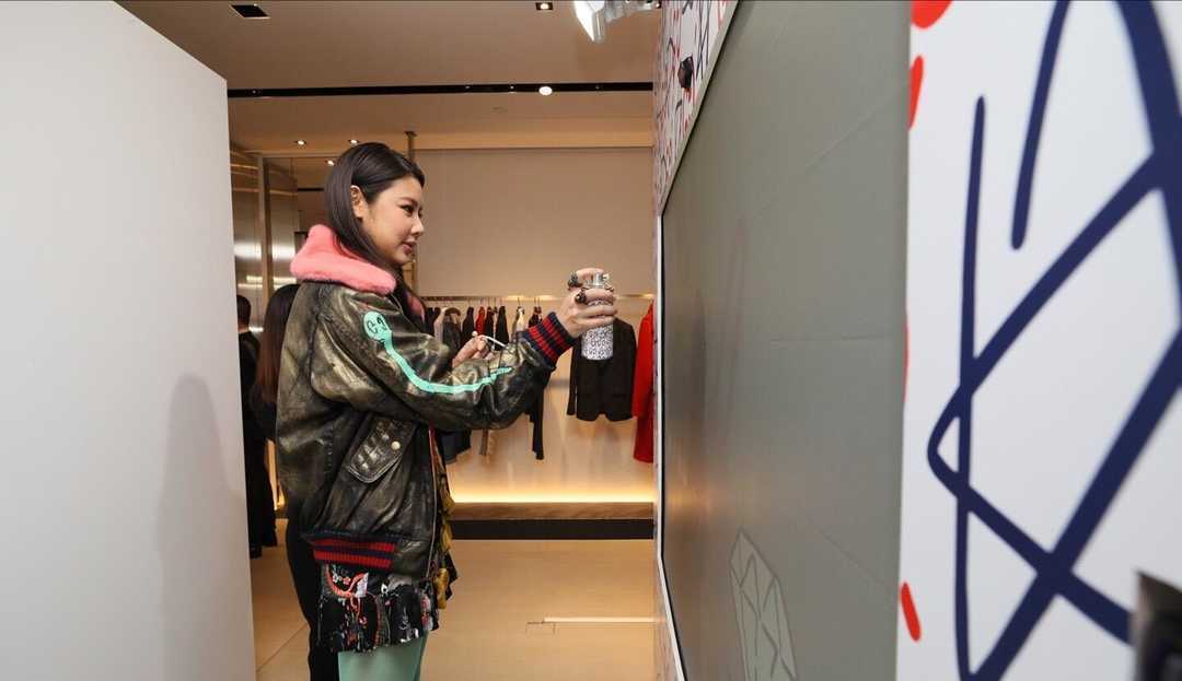 乐基儿太有“公主范”,穿一袭刺绣连衣裙优雅温柔,甜美娇俏