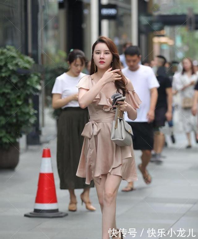 服装者 肤色大花边开肩连衣裙搭配金色链条包款,低调奢华有气质