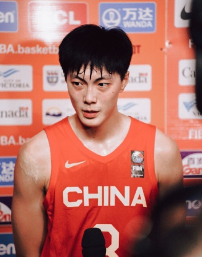 门面担当|人气超高!胡明轩参加活动受追捧,新赛季或成广东队门面担当