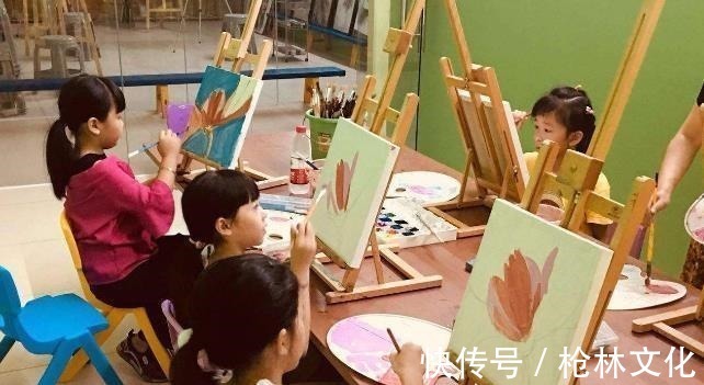 美术生@美术生画一半画不下去了,随意收尾堪称“神操作”,老师被逗笑