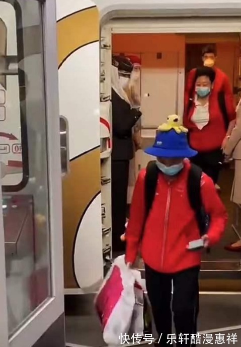 章鱼帽|全红婵平安回国!低头玩手机略显呆愣,但头顶章鱼帽却又异常可爱