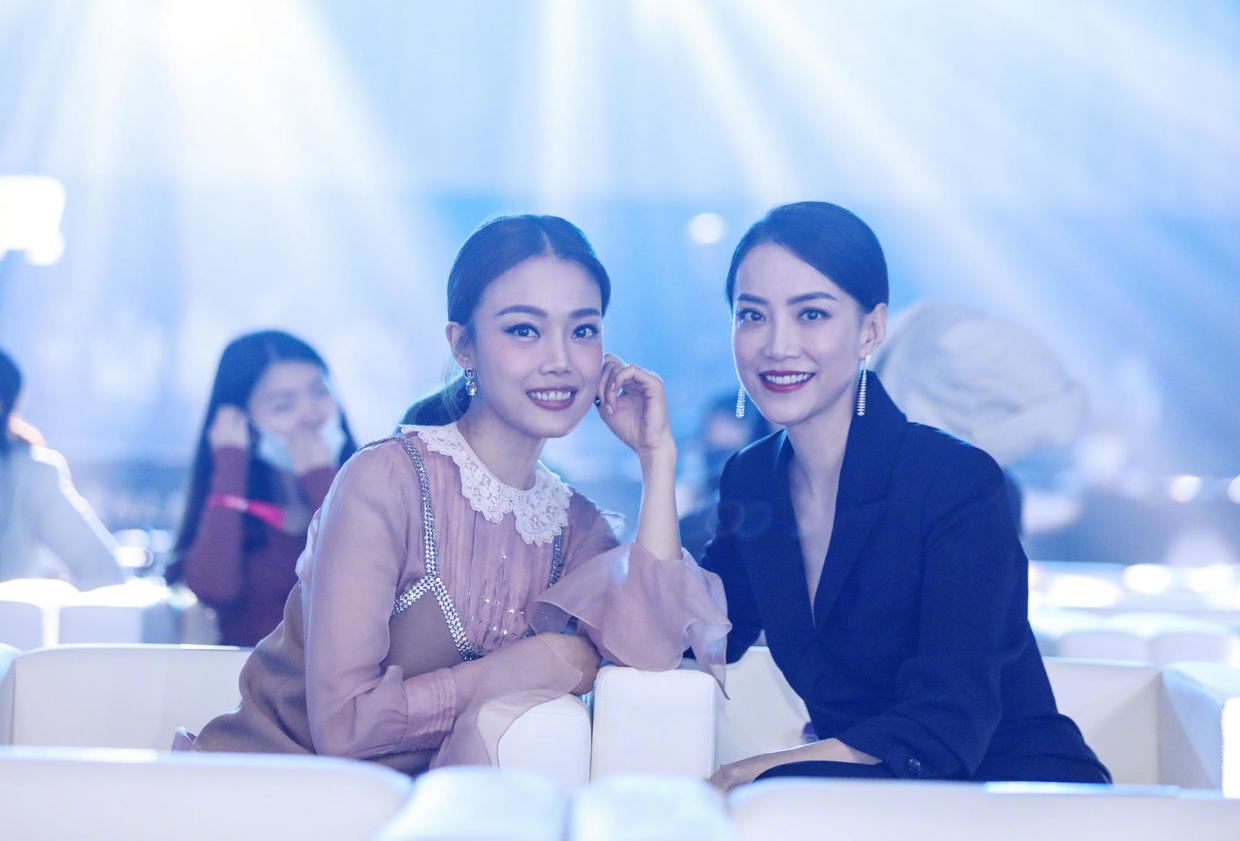 霍汶希气质真绝了!穿黑色西装套装高级干练,很有女企业家风范