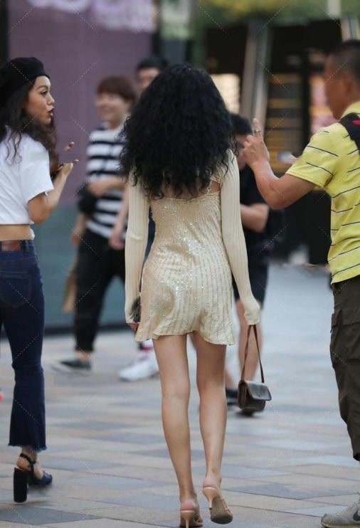 修身长裙 深灰色修身长裙,上身舒适,时尚大气