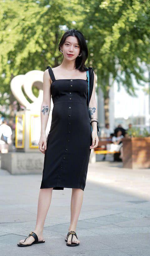 街拍：美女身穿黑色的连衣裙优雅大方，简洁大方又不失美感与优雅