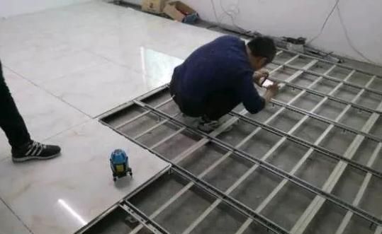 地面|新房装修,老师傅直接在地上铺满“骨架”贴瓷砖,真的长见识了