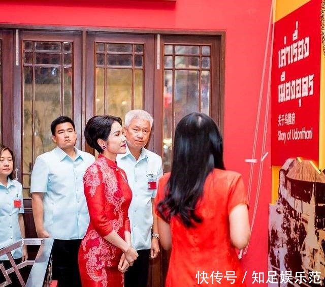 地上|诗妮娜亮相中泰文化展览!跪地上喂锦鲤一堆人伺候,穿旗袍美绝了