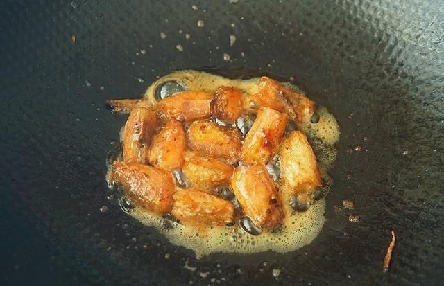 虾头不要扔这么做变废为宝，还鲜香的差点让人闪了舌头