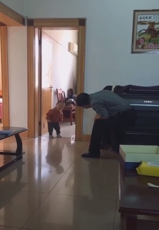 爷爷在客厅“偷吃”零食,被刚满周岁的宝宝盯上了,画面太暖心