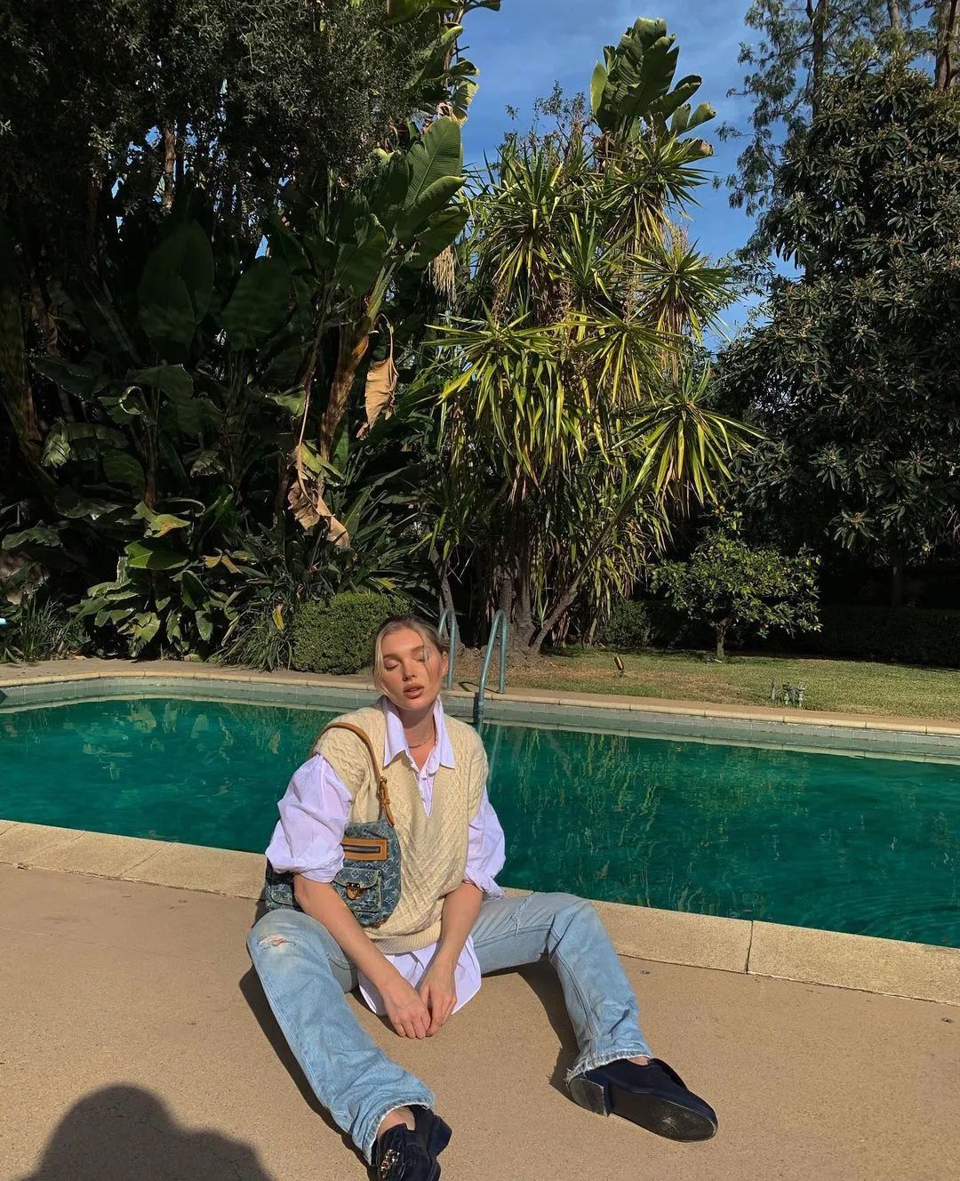 collins|朱莉最爱的奶油色，要怎么穿才看起来温柔又多金？