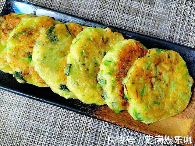 味美|西葫芦别再炒着吃了，试试这样做，鲜香味美，外酥里软，太香了