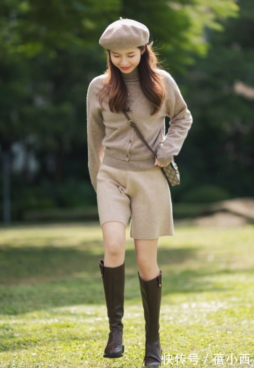 牛仔裤|秋冬不流行露脖子,建议多穿“高领衫”,搭配西装、牛仔裤真高级