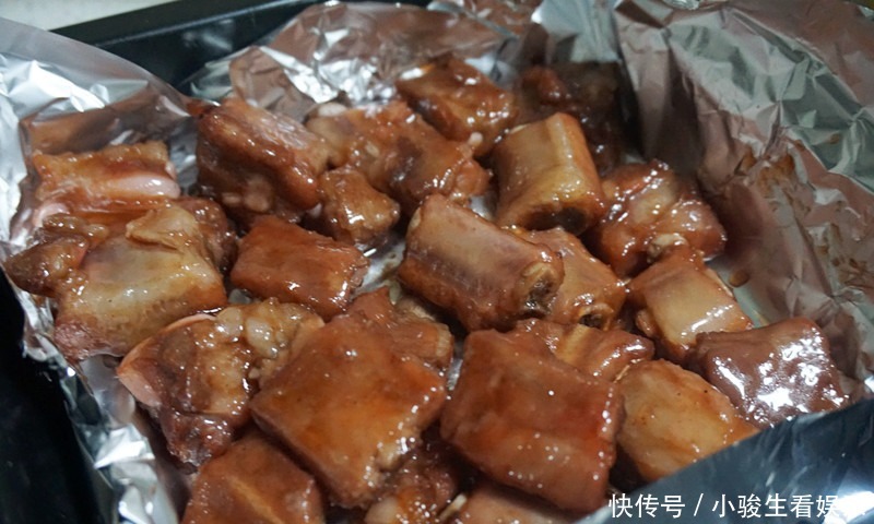 锡纸叉烧烤小排，香味包不住啊，闻到就流口水