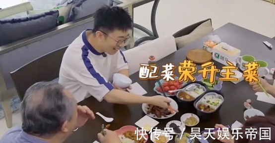 自热食品|宋妍霏用自热食品招待杨迪引争议,网友扒出关键信息打脸节目组