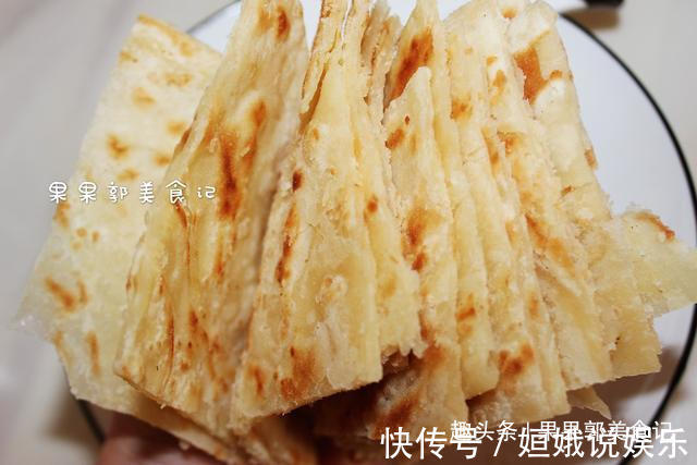 烙饼时,有人烫面,有人抹油,其实都不对,大厨教你正确做法