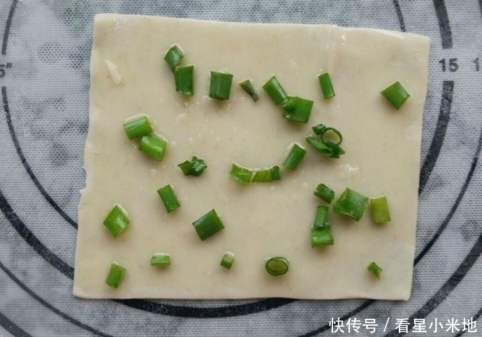 葱油饼|饺子皮就能做的葱油饼,简单的不要不要的,几分钟就上桌的美食