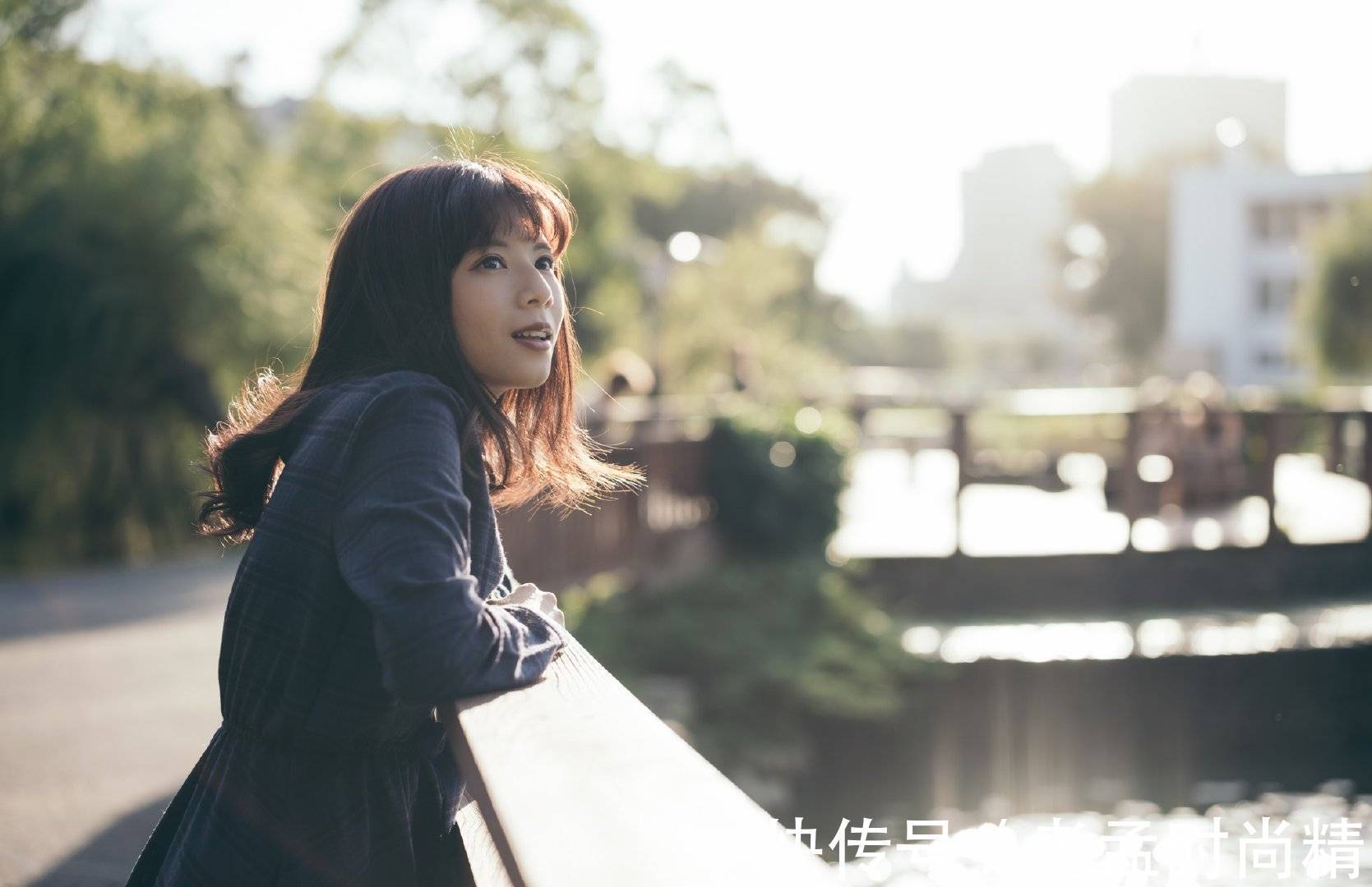 高跟短靴 深色的格子裙具有干练的气质,搭配黑色高跟短靴,凸显高挑身材