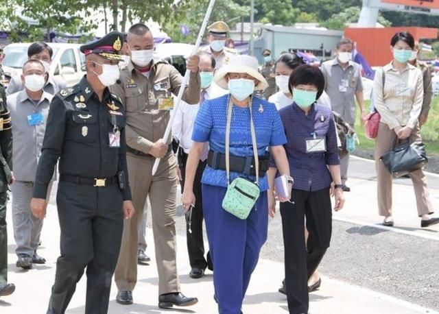 64岁诗琳通强势控场，苏提达摄政梦想落空，网友：姜还是老的辣