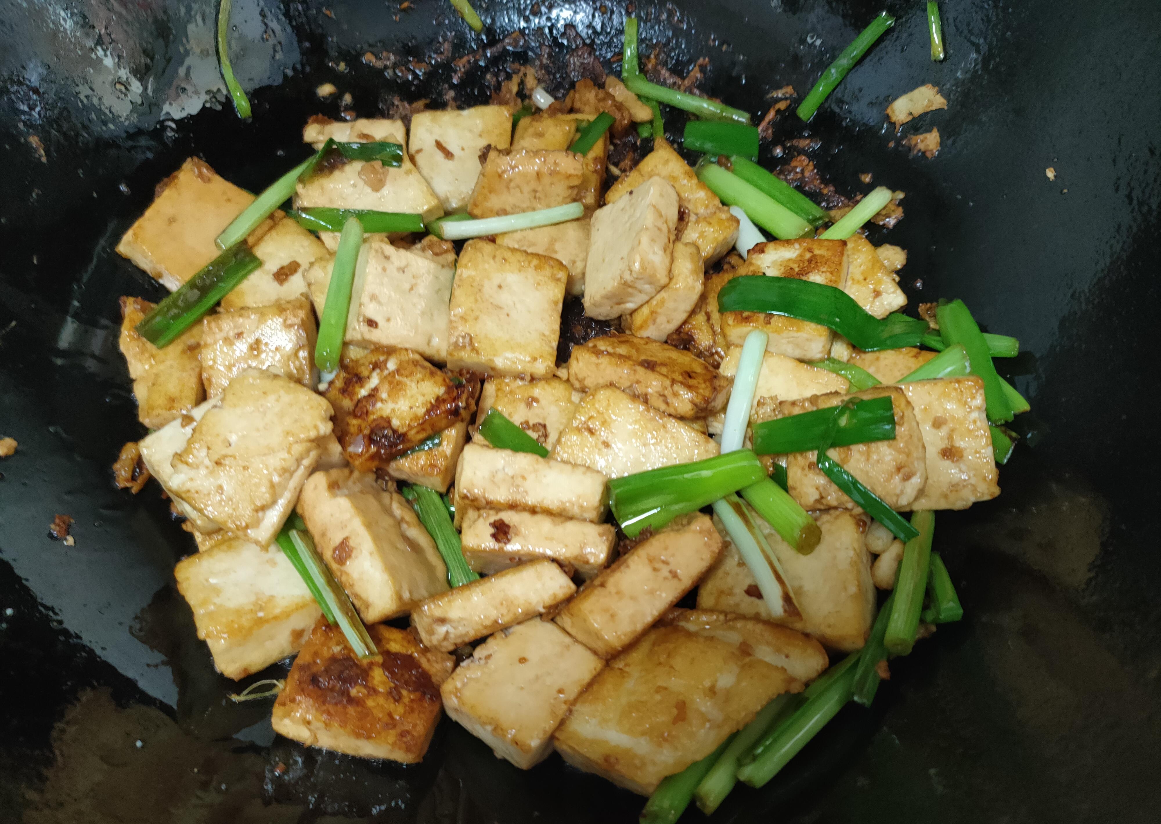 黄黄|炒茄子时，别只会加肉，用2样食材调味，茄子不吸油更好吃