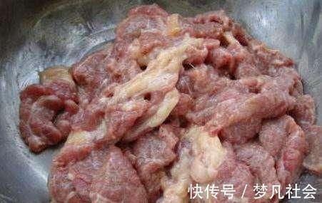 给肉片“上浆”, 用蛋清还是淀粉 我总是弄错, 难怪会“脱浆”
