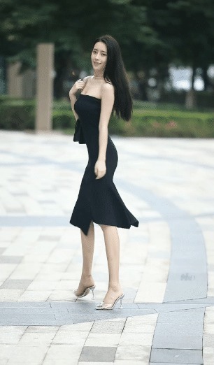 短裤|路人街拍, 偶遇穿一字肩搭配运动短裤和男友散步的小辣妹, 腿白修长很迷人