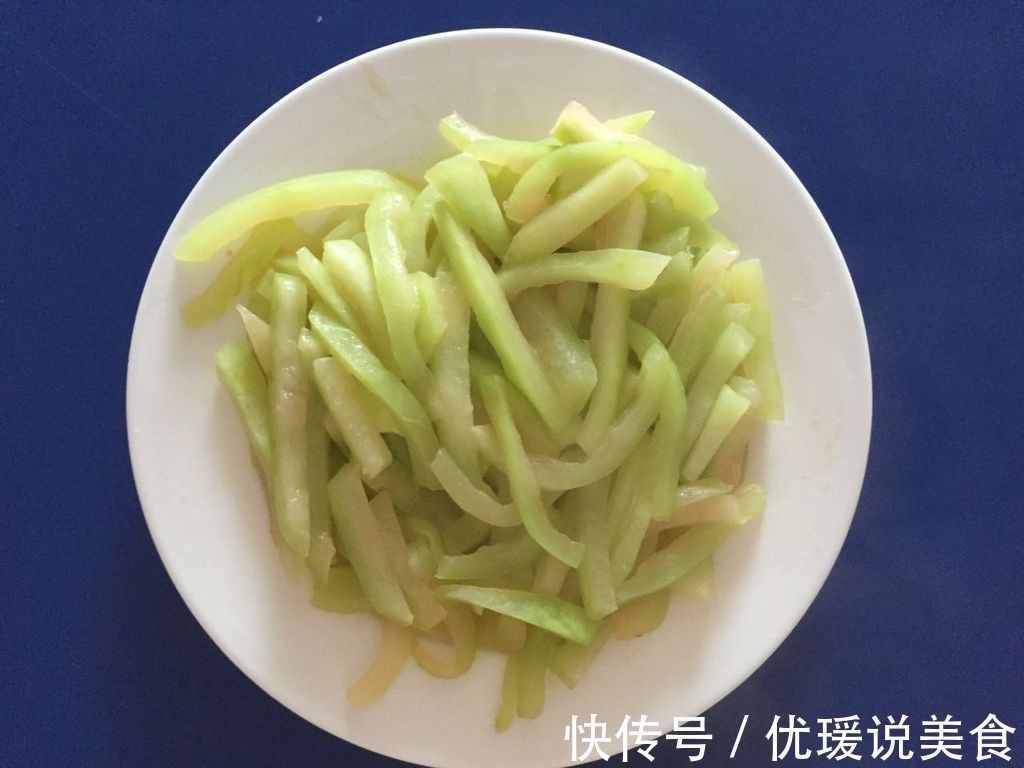 教你爽口美味的青椒西瓜条，简单易做又营养好吃，还能去秋燥