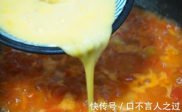 家常|一家三口的家常晚餐，10块钱做一大桌，朋友说你家老公女儿真幸福