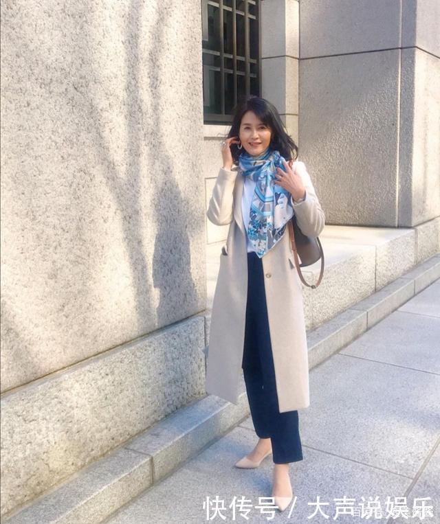 50岁女人穿大衣别太老套！学会这几点，你也能穿得优雅又从容