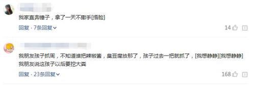 1岁孙子抓周一下就抓住这样东西不放，奶奶看完直呼：完了！