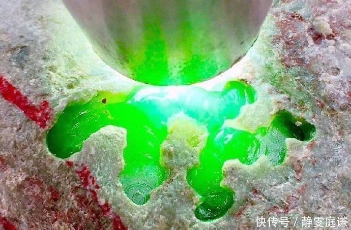 十年无人过问的翡翠原石,大哥看一眼就认定买下,切开瘫倒在地
