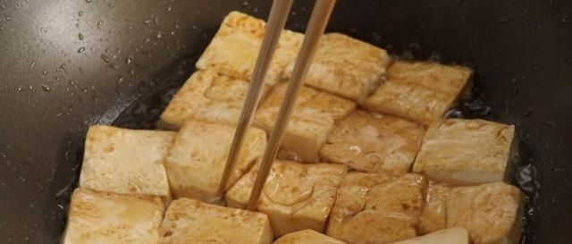 在家想吃铁板豆腐,没有铁板用平底锅做,香辣入味,开胃又下饭