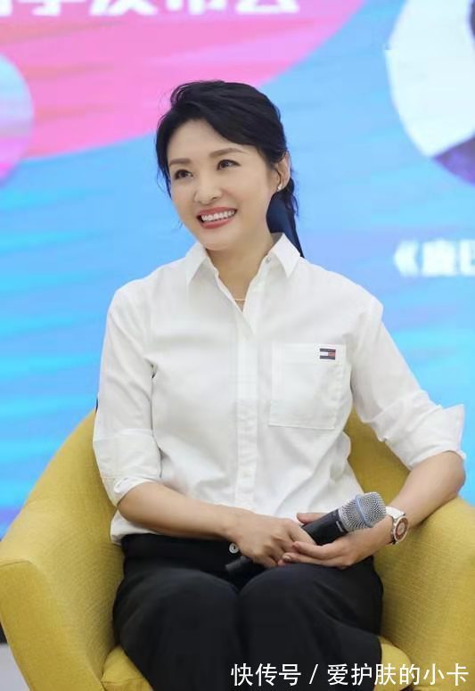 周涛|周涛真是主持界的穿搭模板,白衬衫配黑裤超高级,53岁太显年轻